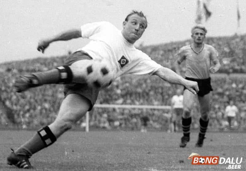 Uwe Seeler là một trong những tiền đạo xuất sắc của đội tuyển Đức