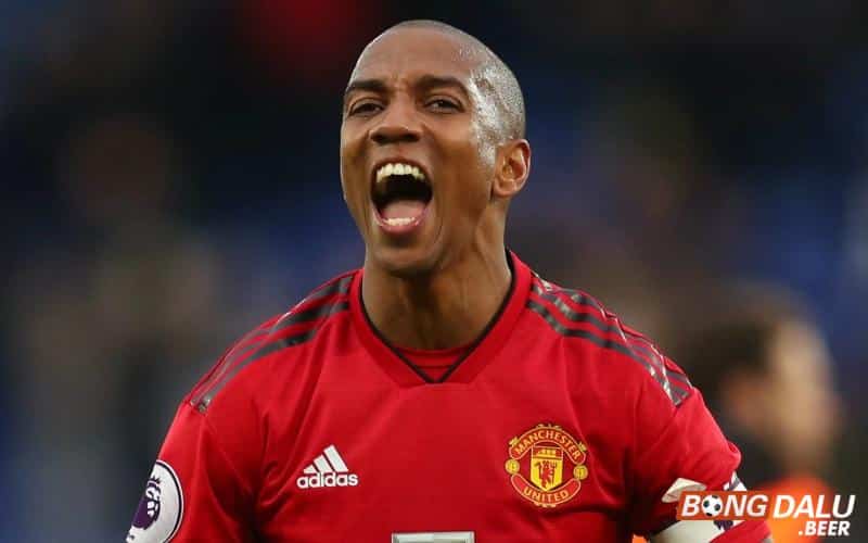 Sự nghiệp của Ashley Young và biệt danh ngôi sao mùa chuyển nhượng